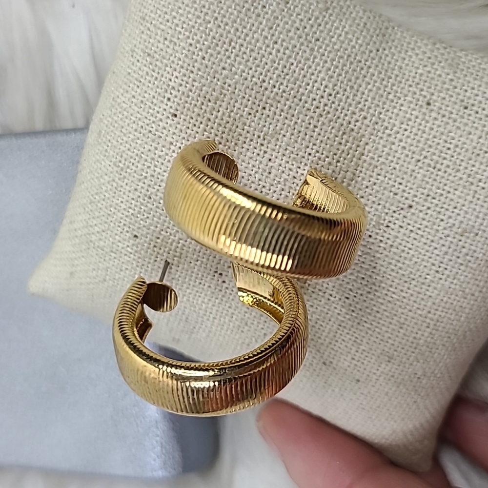 Hoop Earrings Gold Tone Omega Chain Ribbed Vintage Classic Everyday Career EUC - Picture 4 of 6